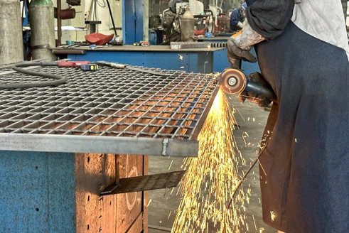 鋼製トレンチカバーグレーチング選定ガイド：荷重定格、材質および用途