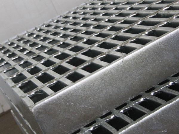 港湾ターミナルのスチールグレーチングプレートは、どのようにしてプラットフォームの安全性を包括的に向上させるのか 主要技術の分析