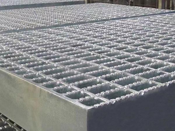 港湾ターミナルのスチールグレーチングプレートは、どのようにしてプラットフォームの安全性を包括的に向上させるのか 主要技術の分析