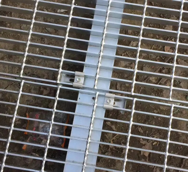 太陽光発電所のメンテナンス歩道におけるグレーチングの耐荷重試験基準 太陽光発電所のメンテナンス歩道におけるグレーチングの耐荷重試験基準
