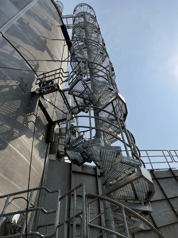 Steel_grating_for_central_column_spiral_staircase_01.jpg
